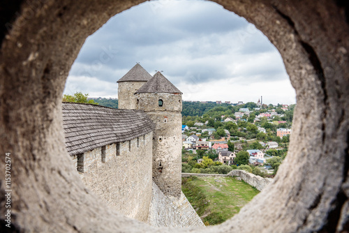 Foto A view of a city from a castle with a round window