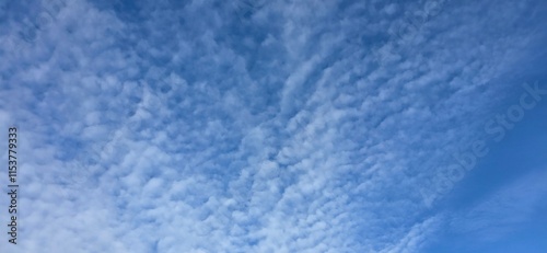 ciel bleu avec nuages blanc moutonneux  photo