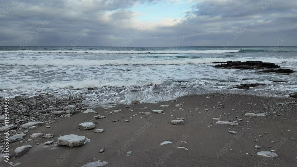 PLAN FIXE D'AMBIANCE FACE AUX VAGUES DE L'OCÉAN SA PLAGE DE ROCHES ET SES GALETS PLAN FIXE D'AMBIANCE FACE AUX VAGUES DE L'OCÉAN SA PLAGE DE ROCHES ET SES GALETS