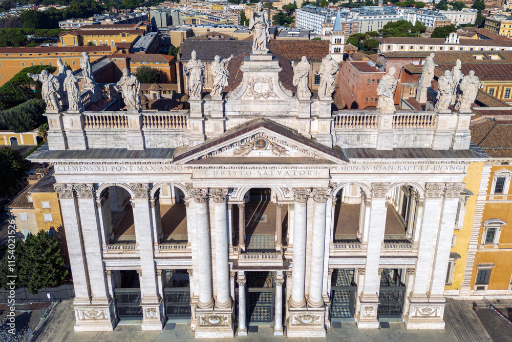Fototapeta premium Vista aerea della Basilica di San Giovanni a Roma.Religione e storia in una città unica