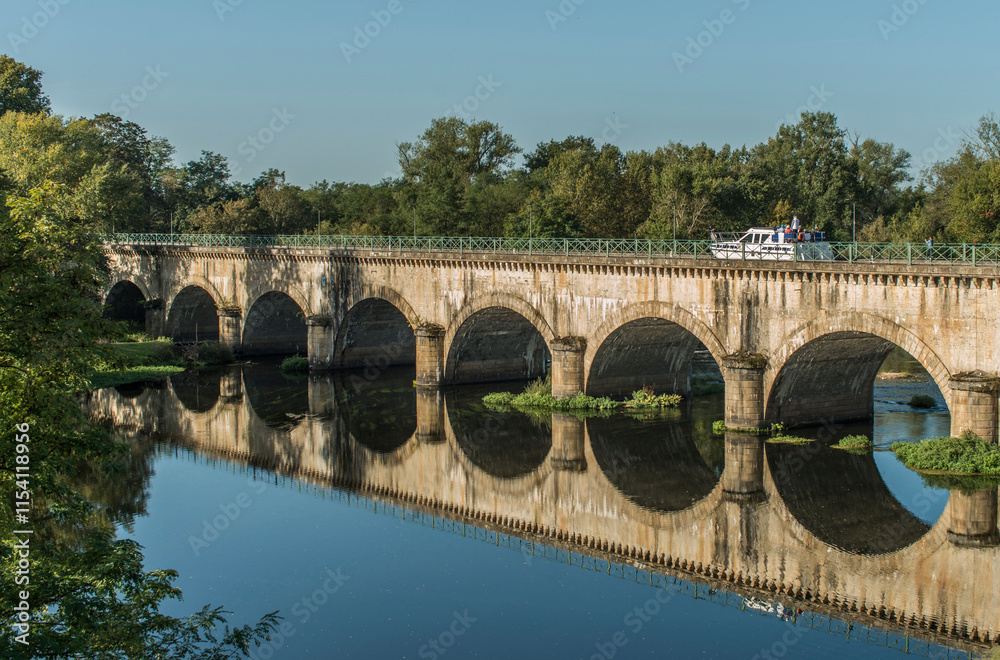 Φωτογραφία Pont-canal sur la Loire à Digoin, Saône-et-Loire, Bourgogne, France