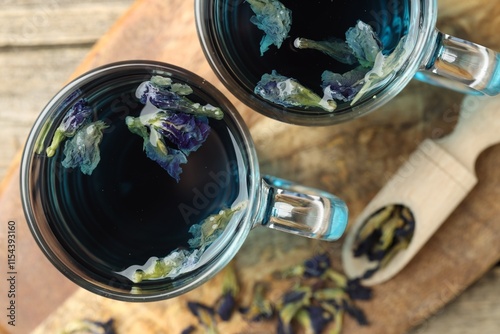 Tableau sur toile Delicious butterfly pea flower tea on table, flat lay