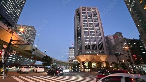 夜の都市風景と道路スローモーション