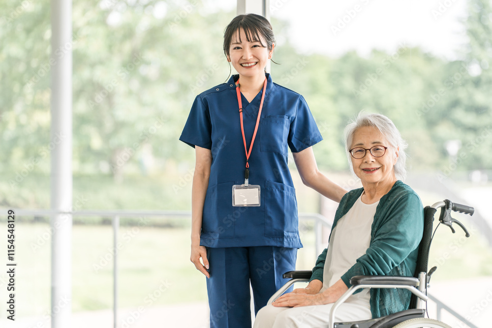 Obraz premium 介護施設・病院で働く看護師・介護福祉士・理学療法士・作業療法士・言語聴覚士と高齢者・シニア女性
