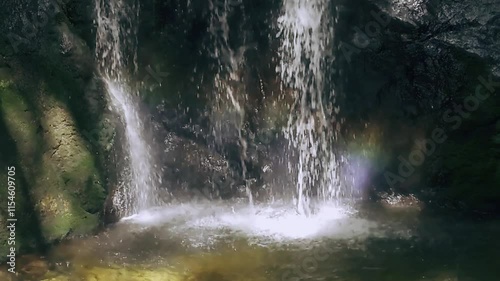滝の水飛沫の虹