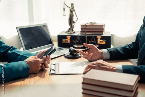 Foto Businesses and lawyers are discussing contract documents and legal entities in law firms and are examining legal documents with the hammer and scales of justice