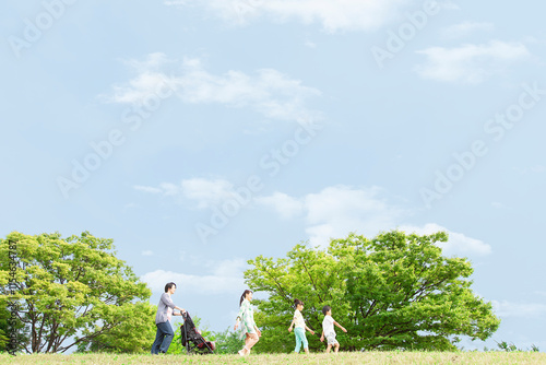 公園を歩く家族