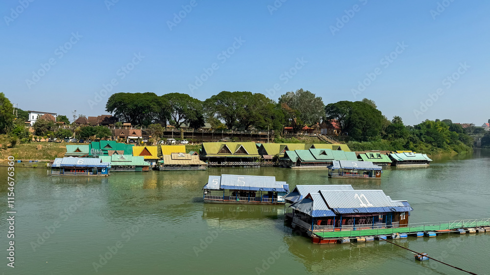 Obraz premium Riverside restaurant in boat at Vientiane, Laos. the place of tourism beautiful natural in Vientiane 
