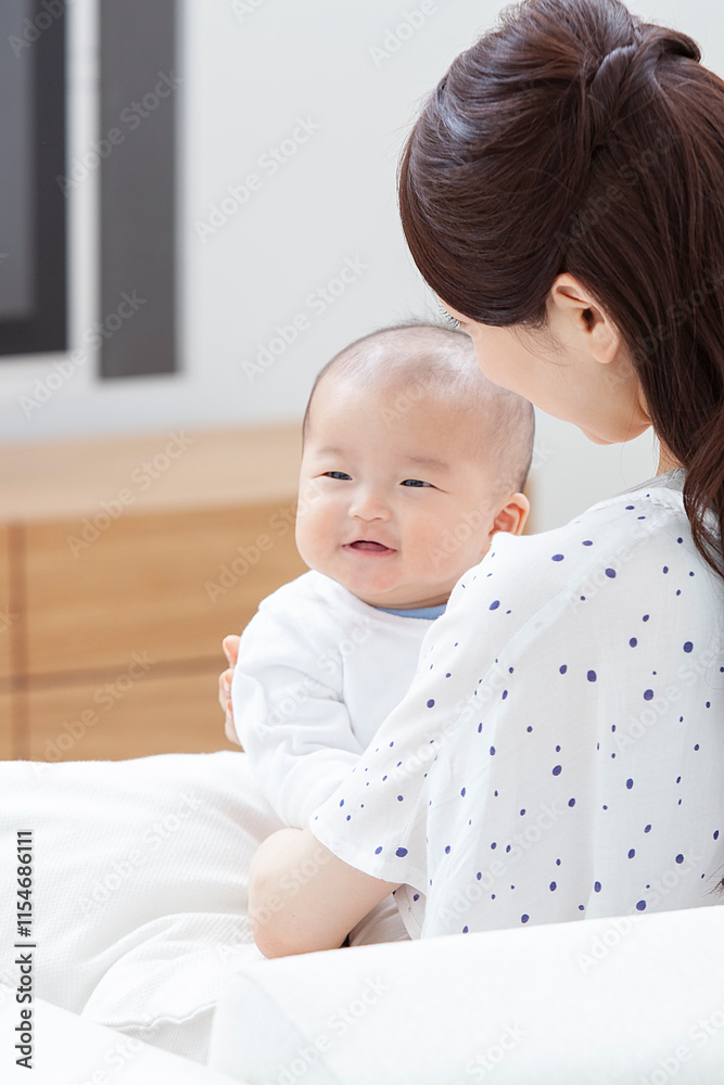 赤ちゃんを抱く母親 赤ちゃんを抱く母親