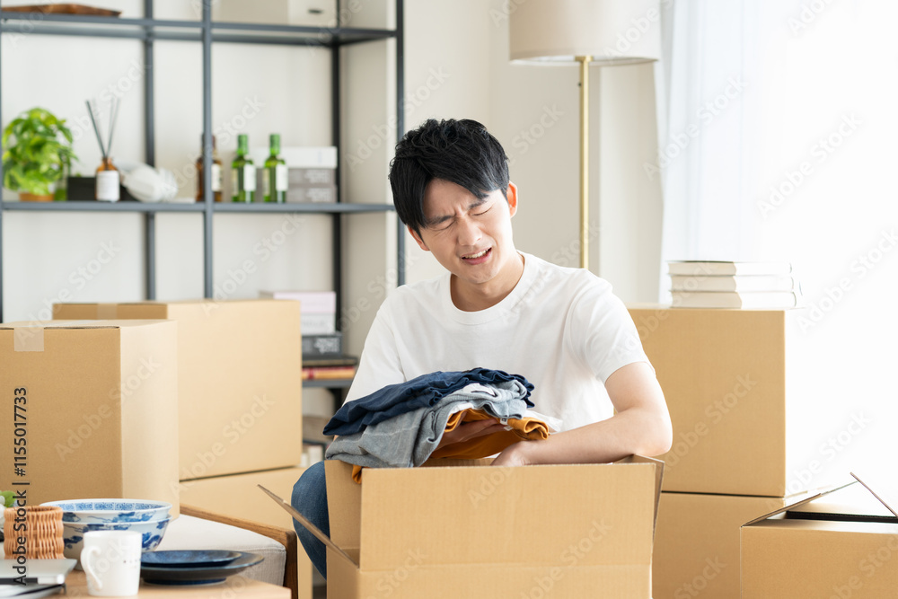 引越しに悩む若い男性 引越しに悩む若い男性