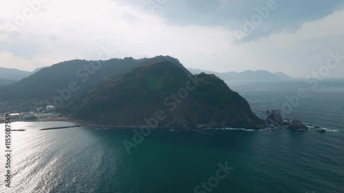 冬の日本海の岩山　海岸の風景　海をドローンで撮影　福井県美浜町　その1