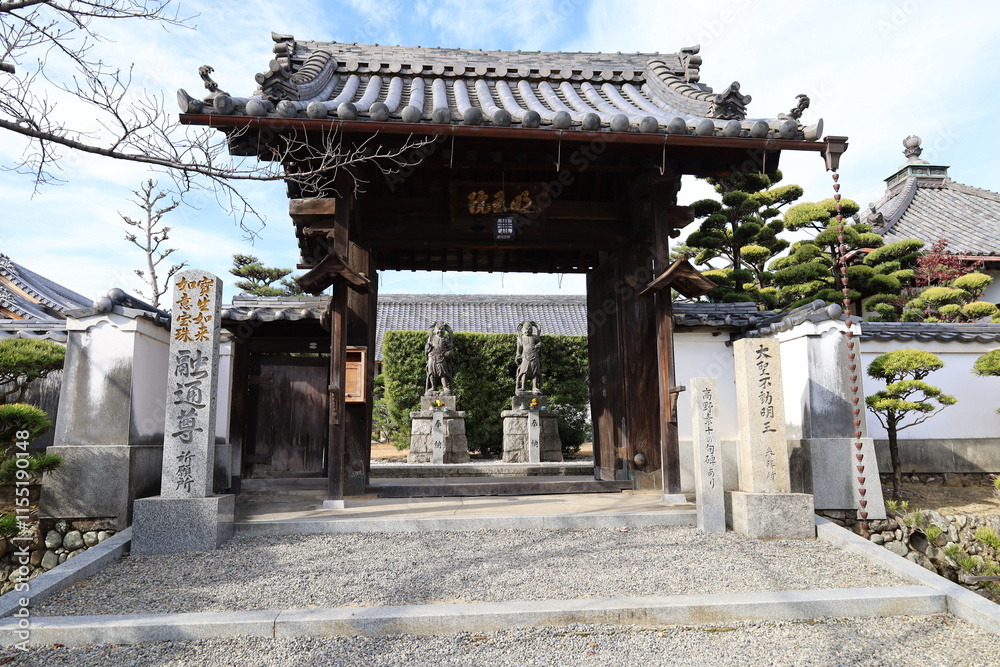 Obraz premium A Japanese temple : a scene of the entrance gate to a subordinate one in the precincts of Kumeda-dera Temple in Kishiwada City in Osaka Prefecture 