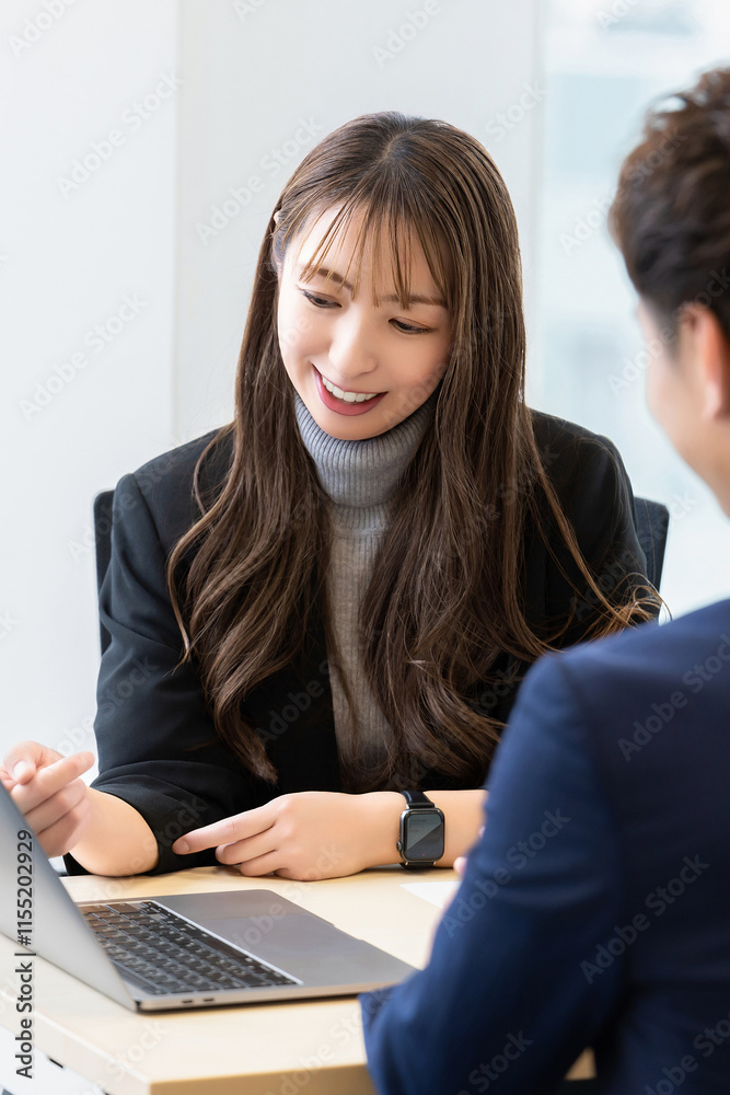 打ち合わせをする男女2人のビジネスマン 打ち合わせをする男女2人のビジネスマン