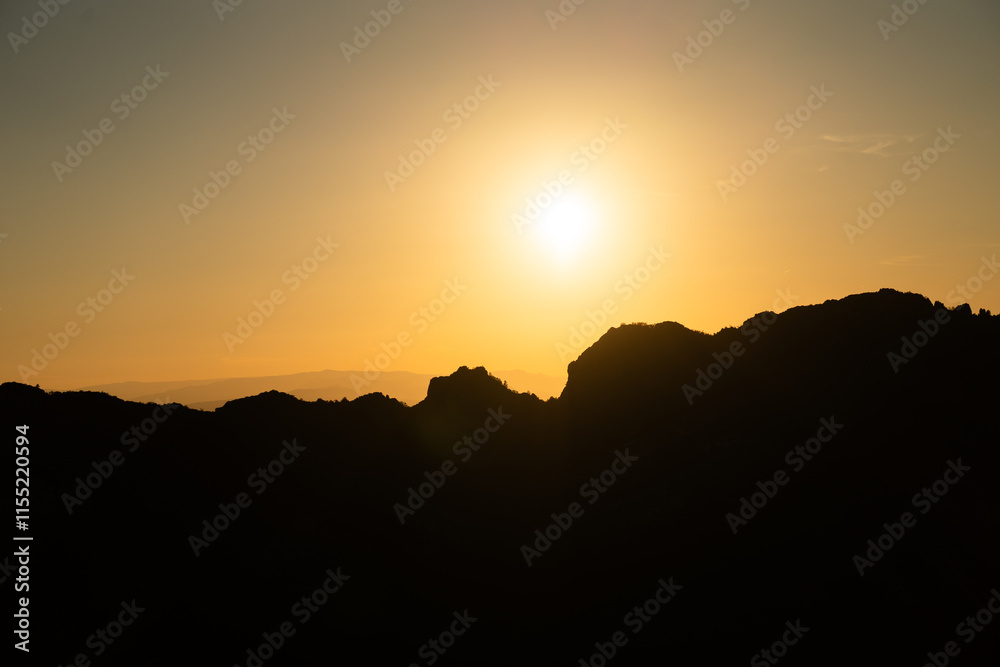 Atardecer entre las montañas con tonos naranjas Atardecer entre las montañas con tonos naranjas