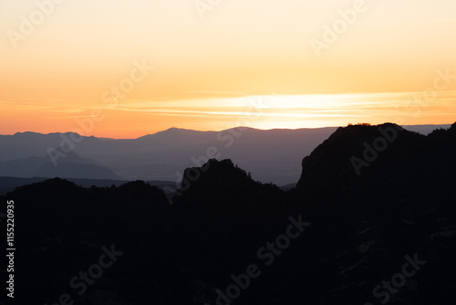 Atardecer entre las montañas con tonos naranjas