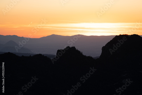 Atardecer entre las montañas con tonos naranjas