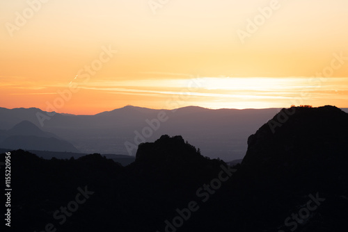 Atardecer entre las montañas con tonos naranjas