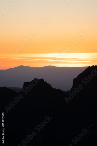 Atardecer entre las montañas con tonos naranjas