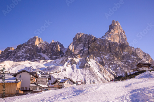Pale di  San Martino e il Cimon della Pala sulle dolomiti viste dal Passo Rolle durante giornata di sole e cielo blu -paesaggio innevato