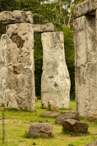 A photo of the ancient stone structure in the Stonehenge tourist spot.