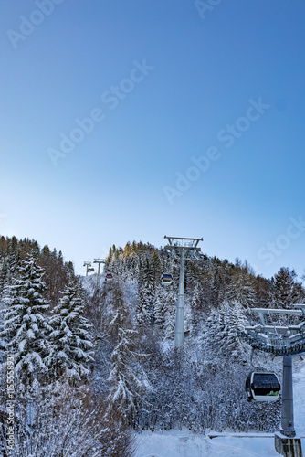 Télécabines de la station de ski de Vercorin dans les Alpes suisses en hiver photo