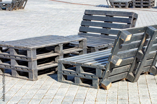 Obraz na płótnie Creative outdoor seating arrangement made of wooden pallets in a sunny urban environment w salonie