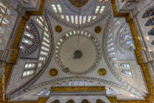 Obraz na płótnie A beautiful view of the Nuruosmaniye Camii, the mosque near the Grand Bazaar in Istanbul, Turkey w salonie