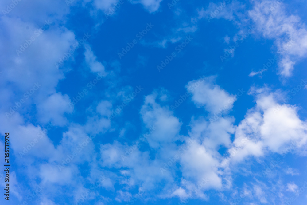 Obraz premium Beautiful blue sky filled with fluffy clouds on a sunny day