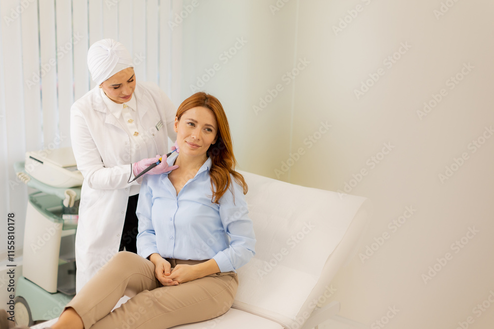 Obraz premium Expert electrocautery procedure for wart removal in a serene clinical setting