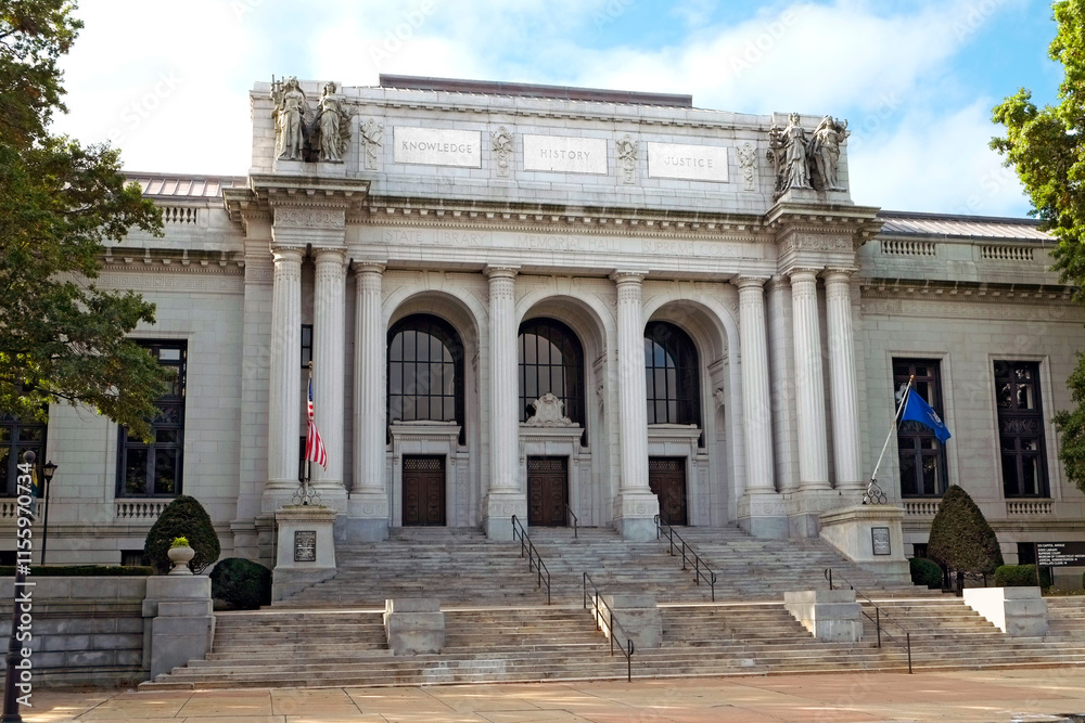 Obraz premium Supreme Court Building for State of Connecticut in Hartford whose judges determine constitionality of the above the front entrance, installed in 1913, are figures of Justice, History, Art