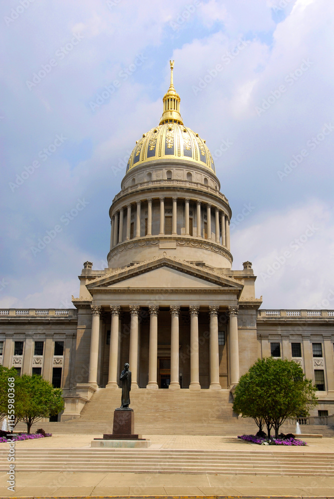 Obraz premium State Capitol Building at Charleston West Virginia WV. Charleston artist Bernard Wiepper created a nine-and-a-half foot bronze casting of the Abraham Lincoln Statue