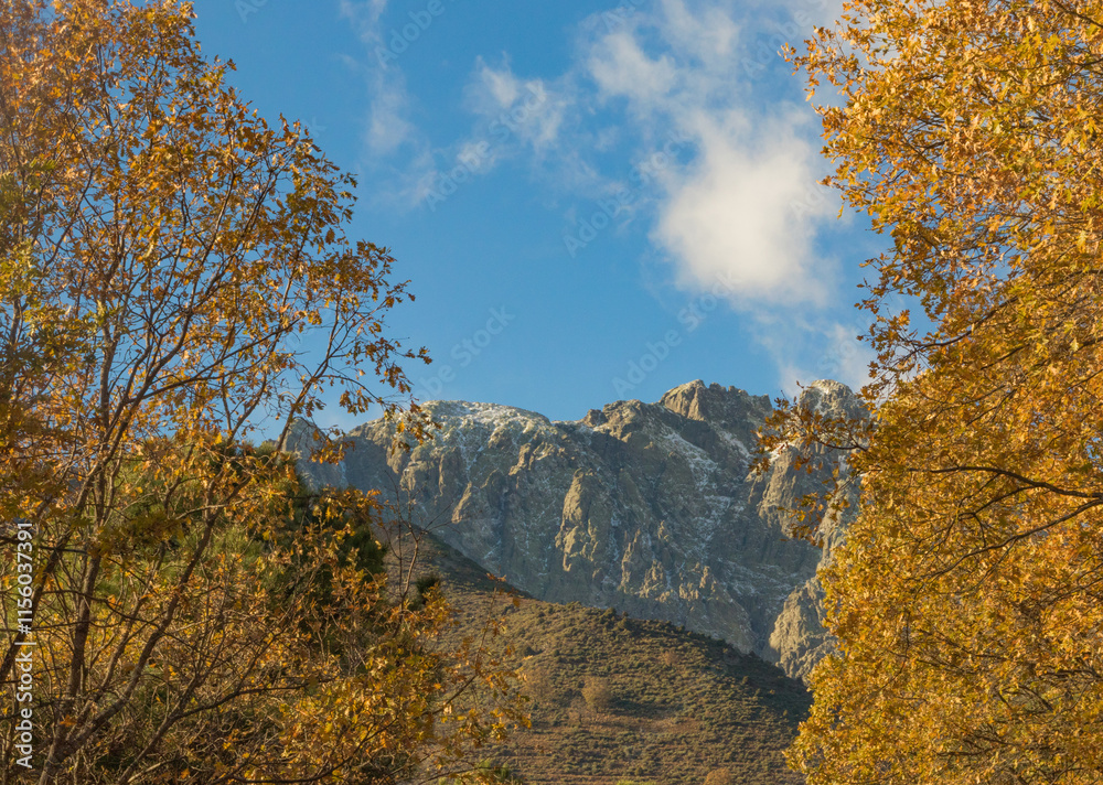 Fototapeta premium Sierra de Gredos seen from the forest in autumn, southern part of Gredos, ideal para postales, recuerdos
