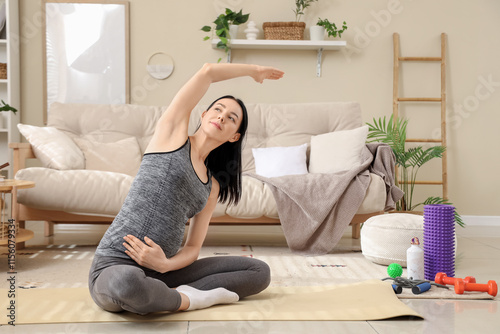 Pregnant woman doing side b...