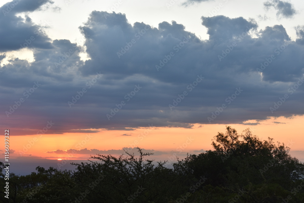 Paisaje sobre el atardecer con nubes Paisaje sobre el atardecer con nubes