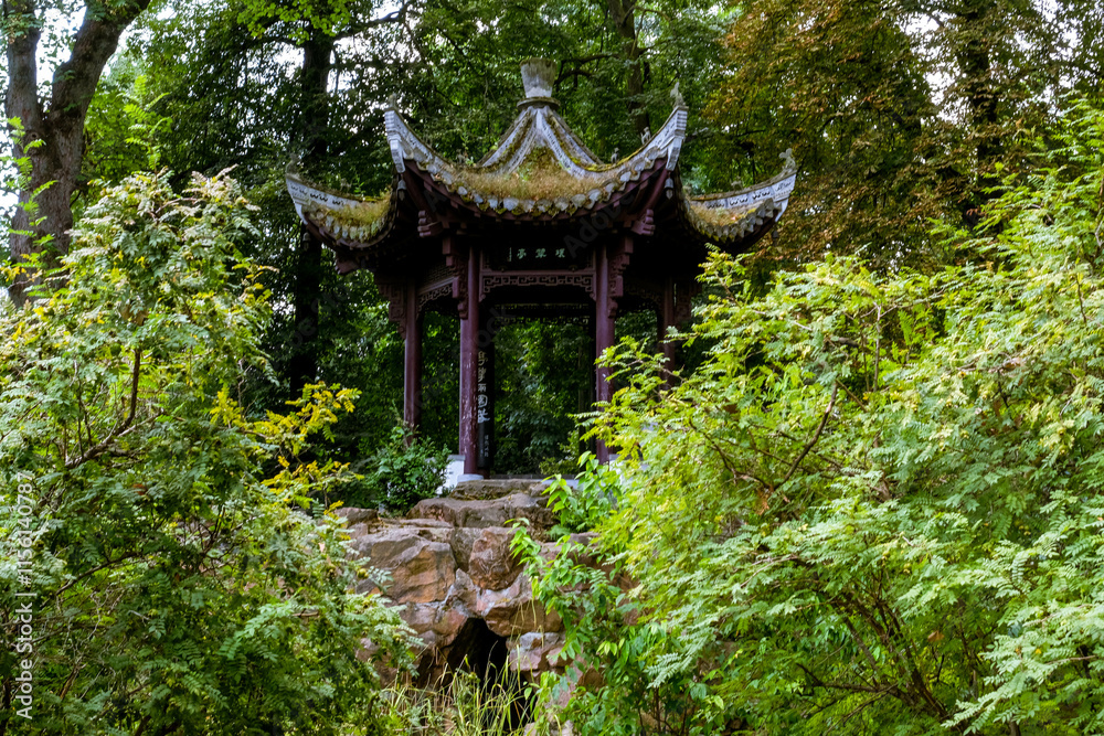 Pagode dans le jardin chinois du Parc Bethmann à Francfort-sur-le-Main Pagode dans le jardin chinois du Parc Bethmann à Francfort-sur-le-Main