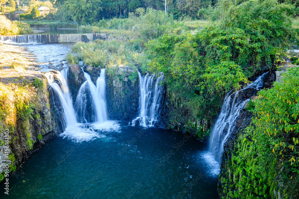 Obraz premium 秋の金山橋から見た板井手の滝 鹿児島県姶良市 Itaide Falls seen from Kinzan Bridge in autumn. Kagoshima Pref, Aira City.