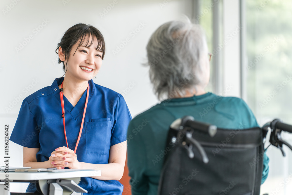 Obraz premium 介護施設・病院でカウンセリングする医者・看護師・介護福祉士・理学療法士・ケアマネジャーと高齢者女性