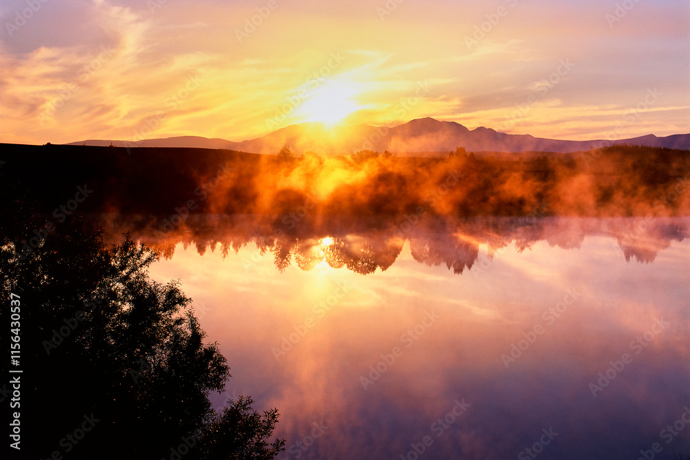Fototapeta premium 日の出に輝く朝霧（美瑛町）