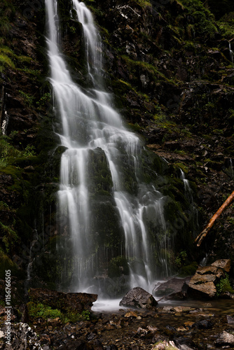 Cascade entre le Mont Noir et le lac de Bethmale (Pyrénées, France)