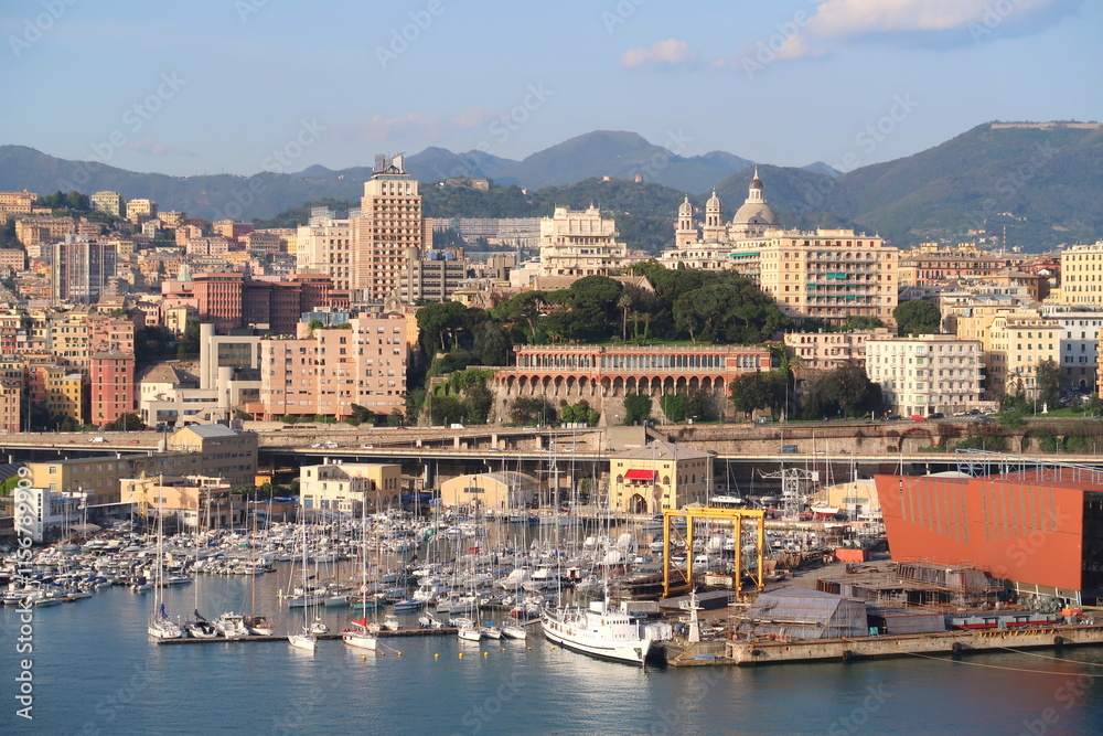 panorama sur le port et la ville de Gênes en Italie panorama sur le port et la ville de Gênes en Italie