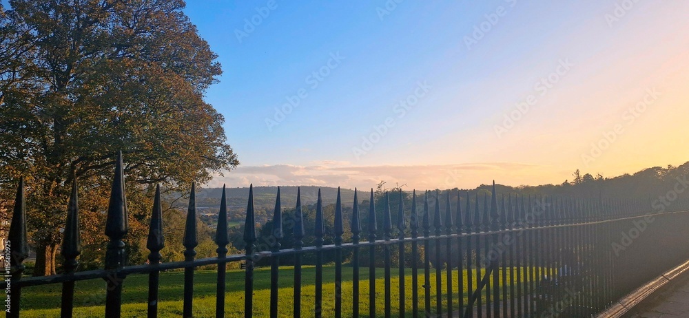 Obraz premium sunset over the fence