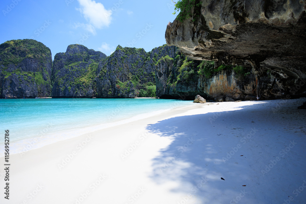 Obraz premium The cliff juts out into Maya Bay.