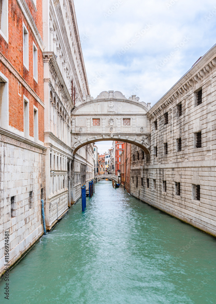 Obraz premium Bridge of Sighs in Venice with a Canal View