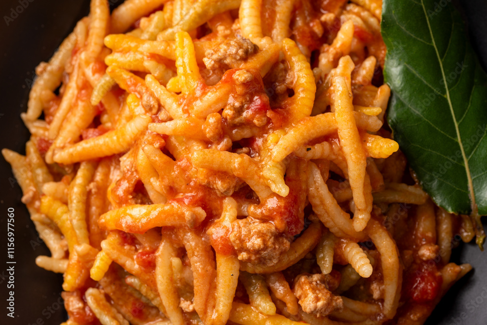 Malloreddus con sugo di manzo, pasta sarda, cibo italiano Malloreddus con sugo di manzo, pasta sarda, cibo italiano