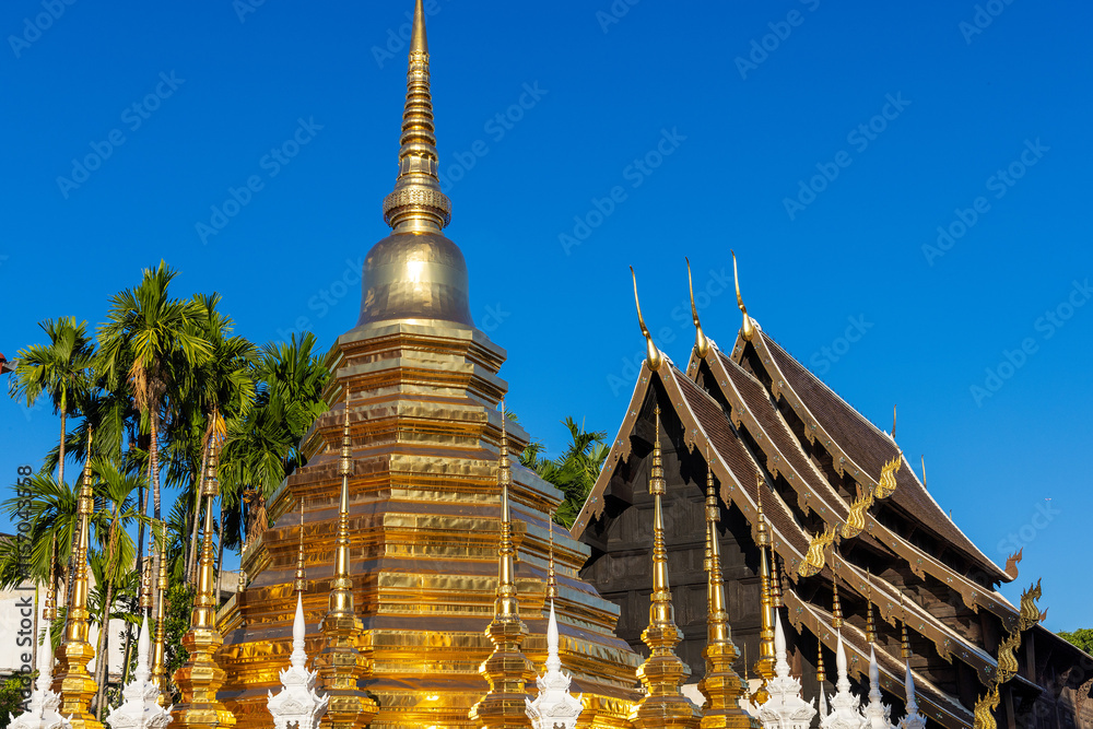 Naklejka premium Wat Chedi Luang temple, Chiang Mai, Thailand
