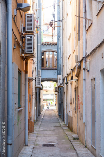 Obraz na płótnie Narrow street leading to archway in spanish town w salonie