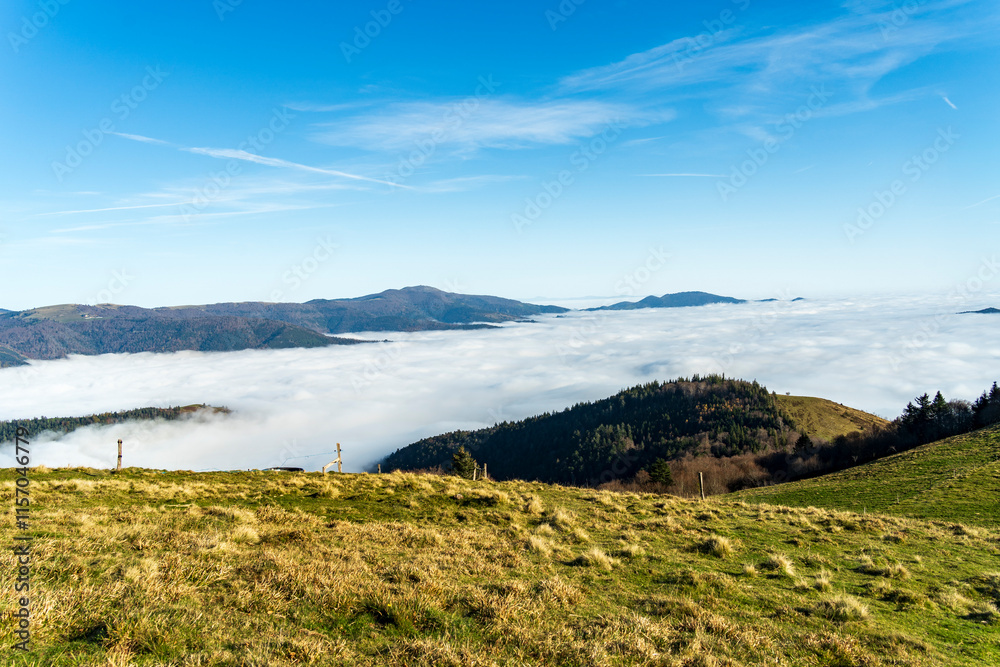 Nuages endormis sur de belles collines en automne à Drumont en Alsace Nuages endormis sur de belles collines en automne à Drumont en Alsace