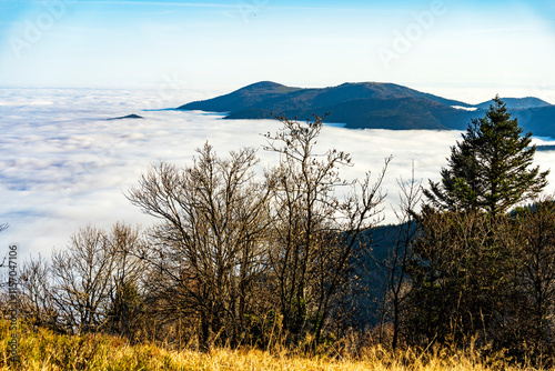 Nuages endormis sur de belles collines en automne à Drumont en Alsace photo