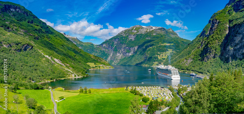 Obraz na płótnie Der Geirangerfjord - ein Märchen in Norwegen w salonie