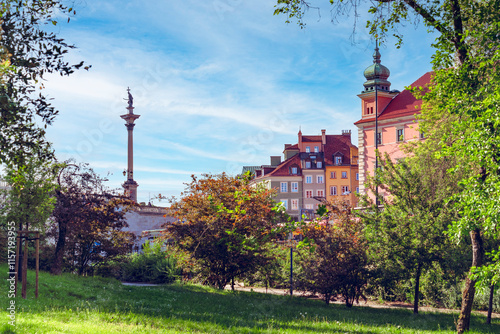 Obraz na płótnie Picturesque and historic charm of Warsaw's Old Town, featuring Sigismund's Column, Royal Castle, and colorful Old Town's buildings w salonie